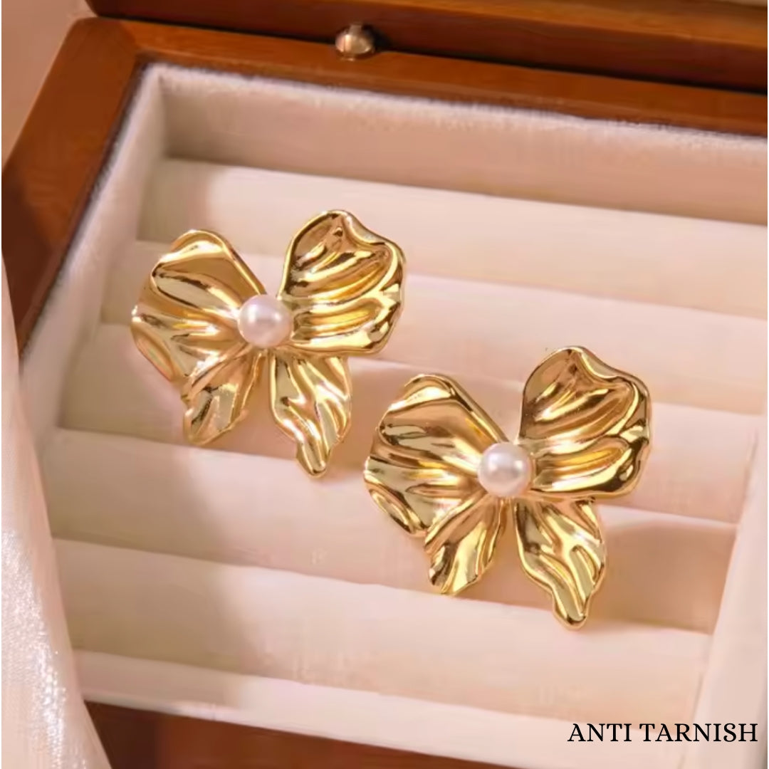 Bow with pearl earrings