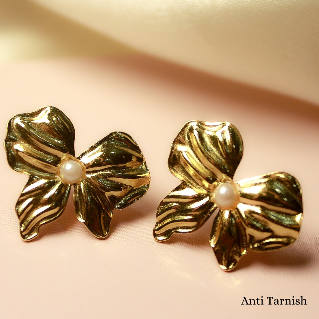 Bow with pearl earrings