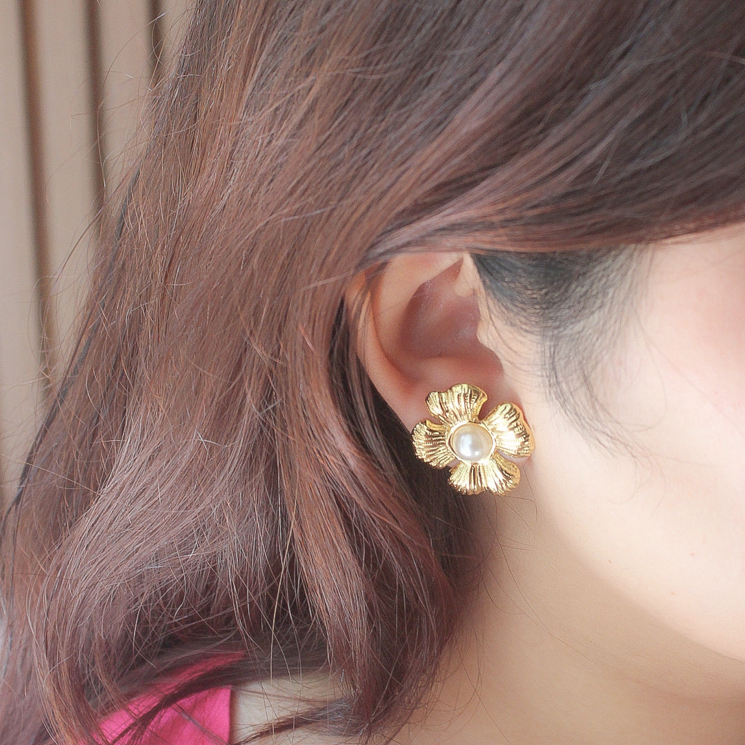 Golden flower with pearl earrings