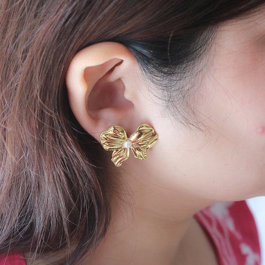Bow with pearl earrings